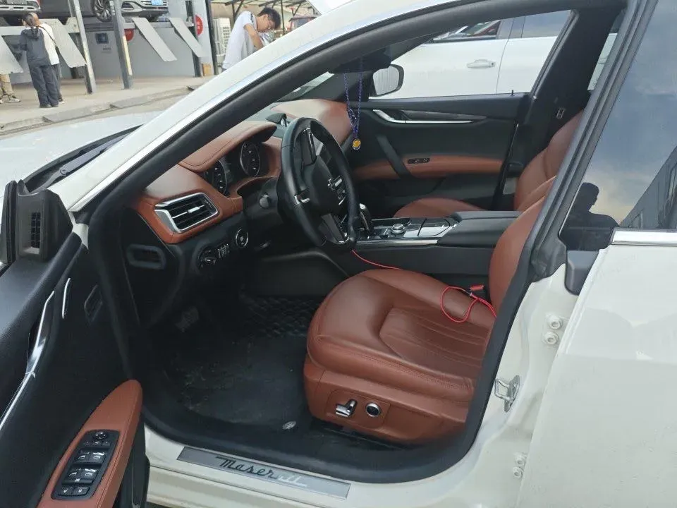 2021 Maserati Ghibli 2.0T 330HP L4 8AT,autocango,china used car exporter,china ev exporter,chinese used car exporter,chinese used ev exporter