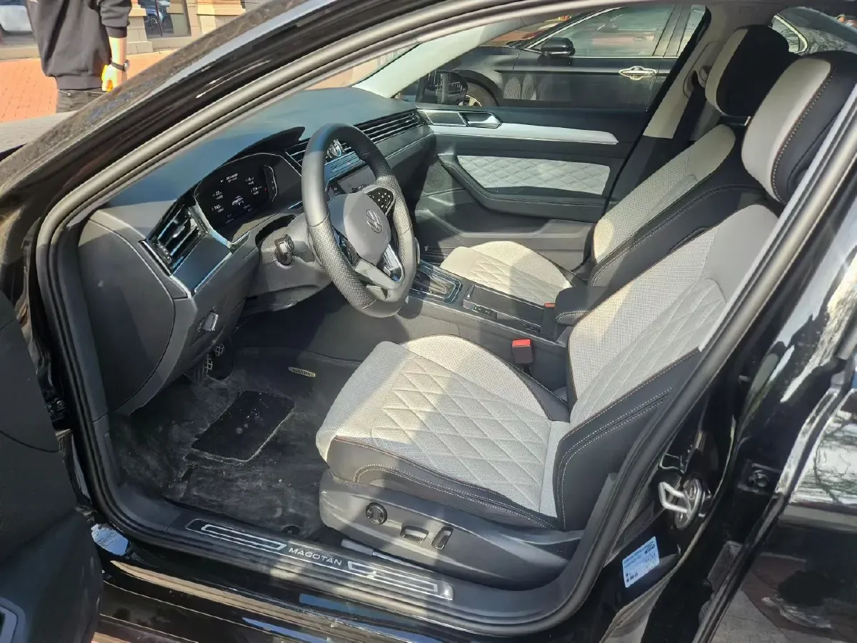 2025 Volkswagen Magotan 2.0T 186HP L4 7DCT,autocango,china used car exporter,china ev exporter,chinese used car exporter,chinese used ev exporter
