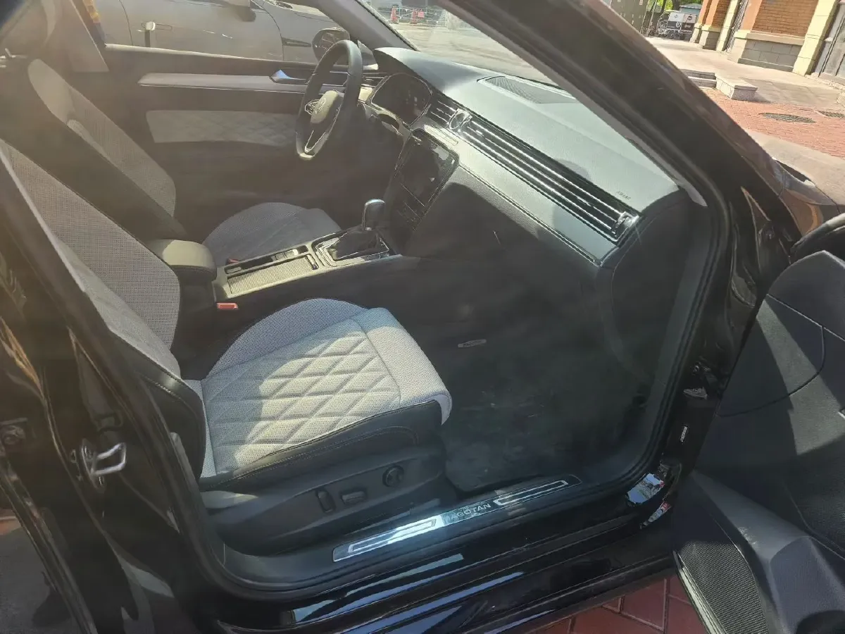 2025 Volkswagen Magotan 2.0T 186HP L4 7DCT,autocango,china used car exporter,china ev exporter,chinese used car exporter,chinese used ev exporter