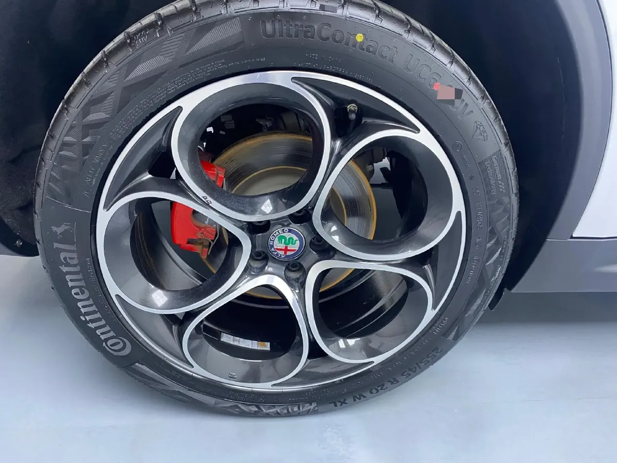 2021 Alfa Romeo Stelvio 2.0T 280HP L4 8AT,autocango,china used car exporter,china ev exporter,chinese used car exporter,chinese used ev exporter