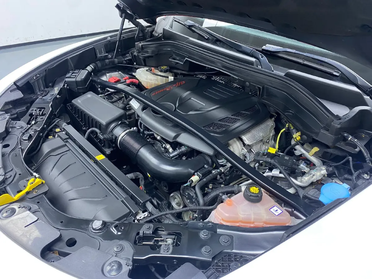 2021 Alfa Romeo Stelvio 2.0T 280HP L4 8AT,autocango,china used car exporter,china ev exporter,chinese used car exporter,chinese used ev exporter