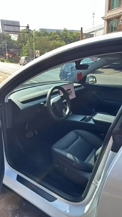 2025 Tesla Model Y BEV 62.5KWH,autocango,china used car exporter,china ev exporter,chinese used car exporter,chinese used ev exporter