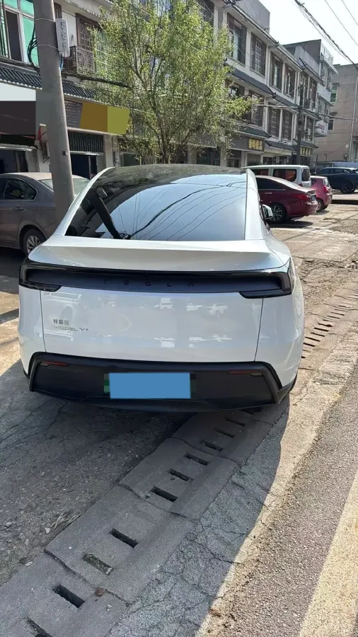 2025 Tesla Model Y BEV 62.5KWH,autocango,china used car exporter,china ev exporter,chinese used car exporter,chinese used ev exporter