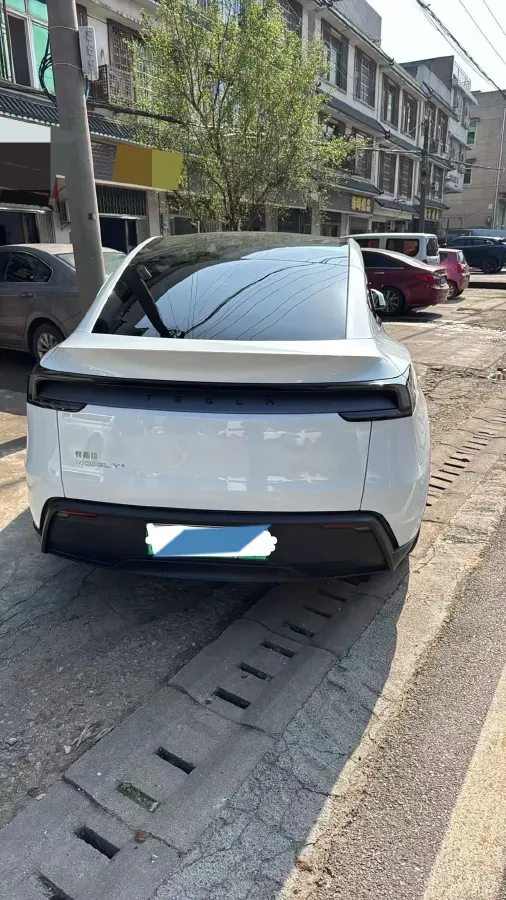 2025 Tesla Model Y BEV 62.5KWH,autocango,china used car exporter,china ev exporter,chinese used car exporter,chinese used ev exporter