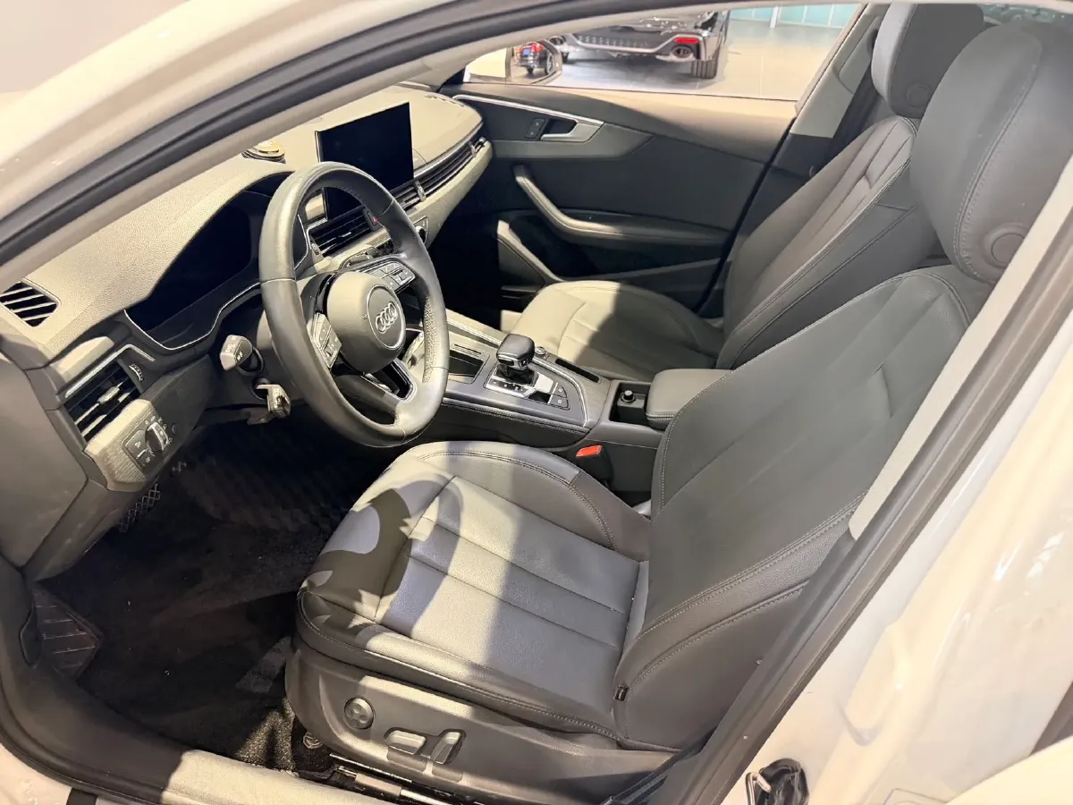 2022 Audi A4L 2.0T 190HP L4 7DCT,autocango,china used car exporter,china ev exporter,chinese used car exporter,chinese used ev exporter