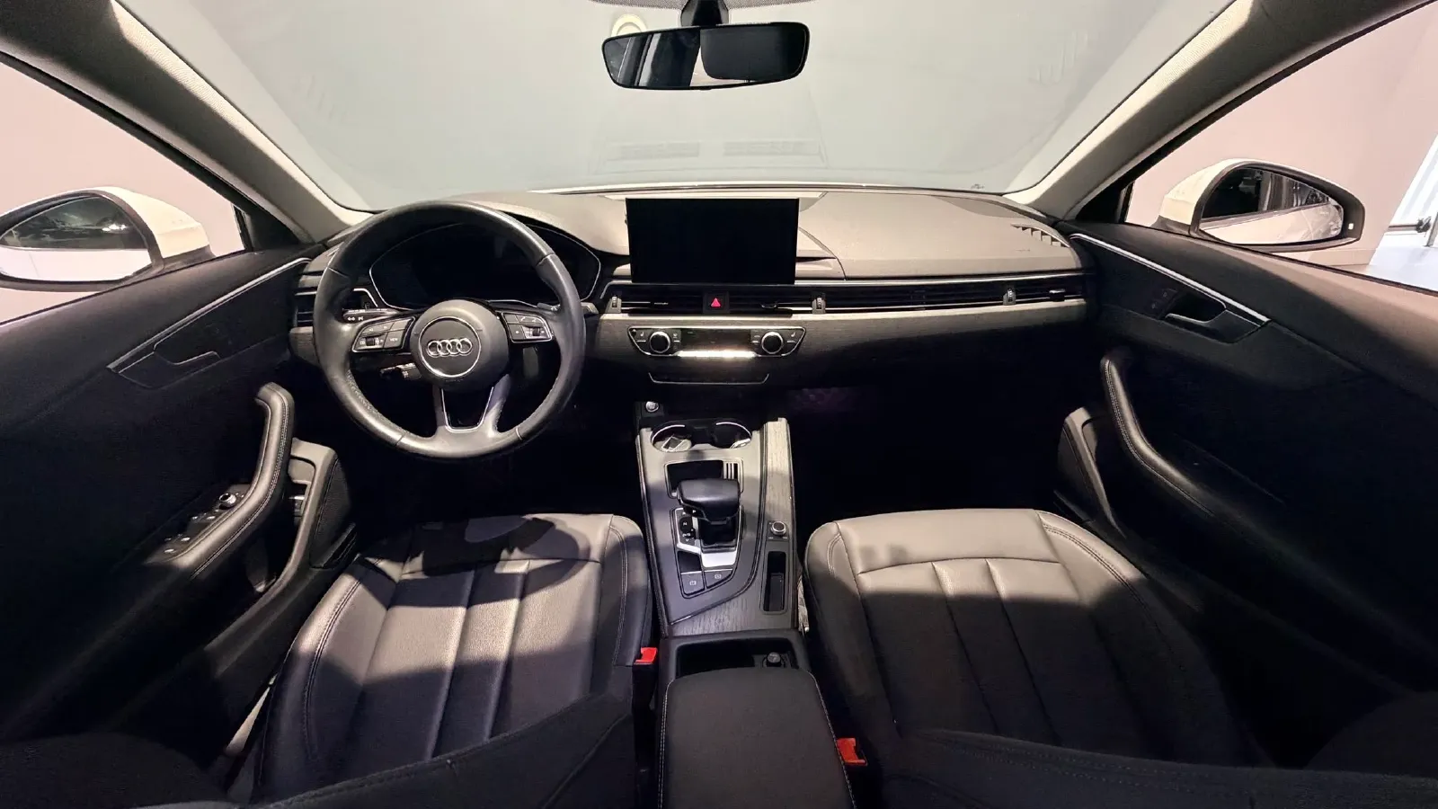 2022 Audi A4L 2.0T 190HP L4 7DCT,autocango,china used car exporter,china ev exporter,chinese used car exporter,chinese used ev exporter