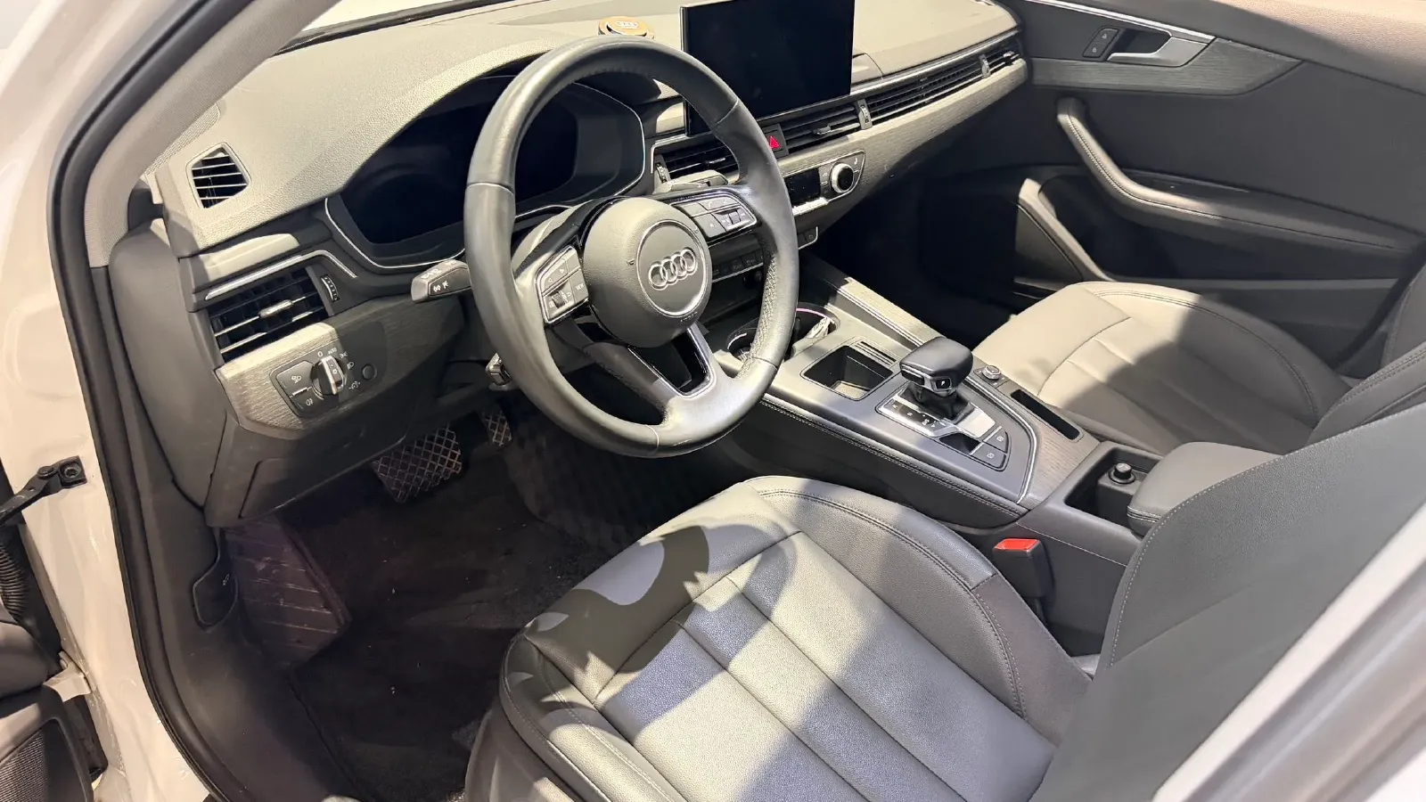 2022 Audi A4L 2.0T 190HP L4 7DCT,autocango,china used car exporter,china ev exporter,chinese used car exporter,chinese used ev exporter