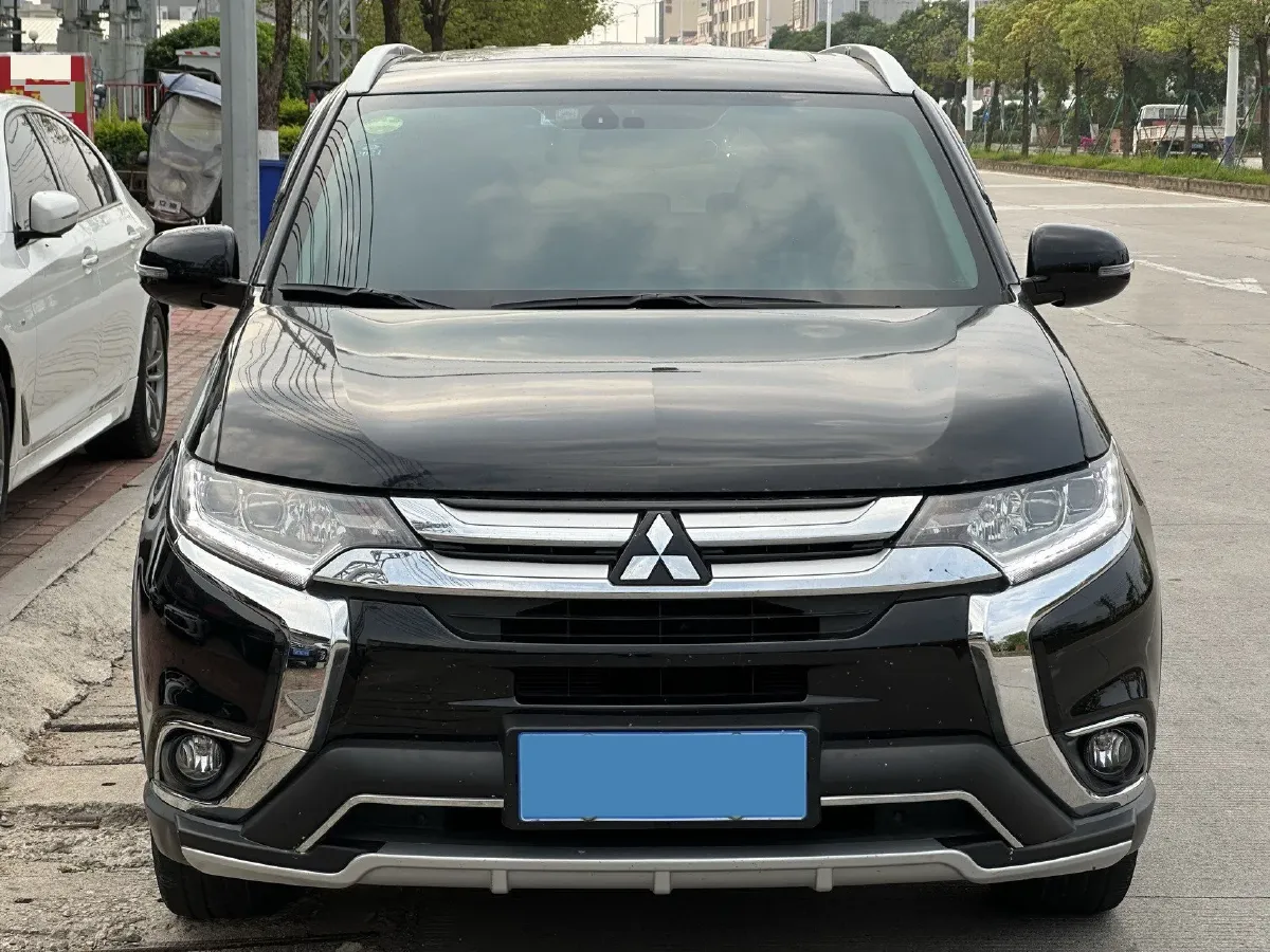 2018 Mitsubishi Outlander 2.4L 192HP L4 CVT,autocango,china used car exporter,china ev exporter,chinese used car exporter,chinese used ev exporter