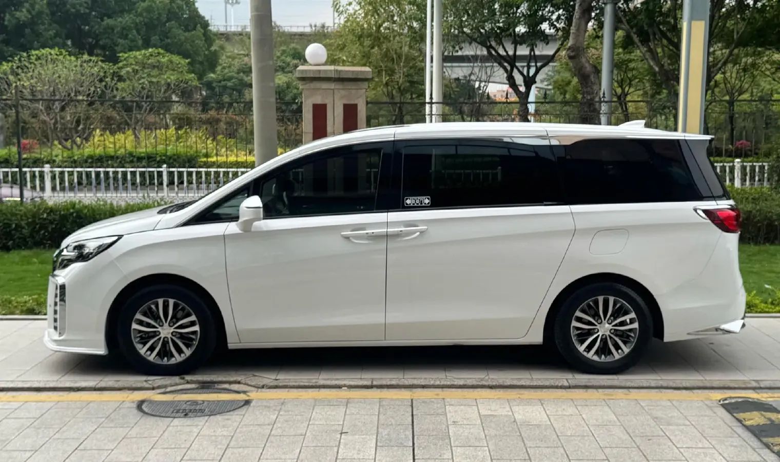 2022 Buick GL8 2.0T 237HP L4 9AT,autocango,china used car exporter,china ev exporter,chinese used car exporter,chinese used ev exporter