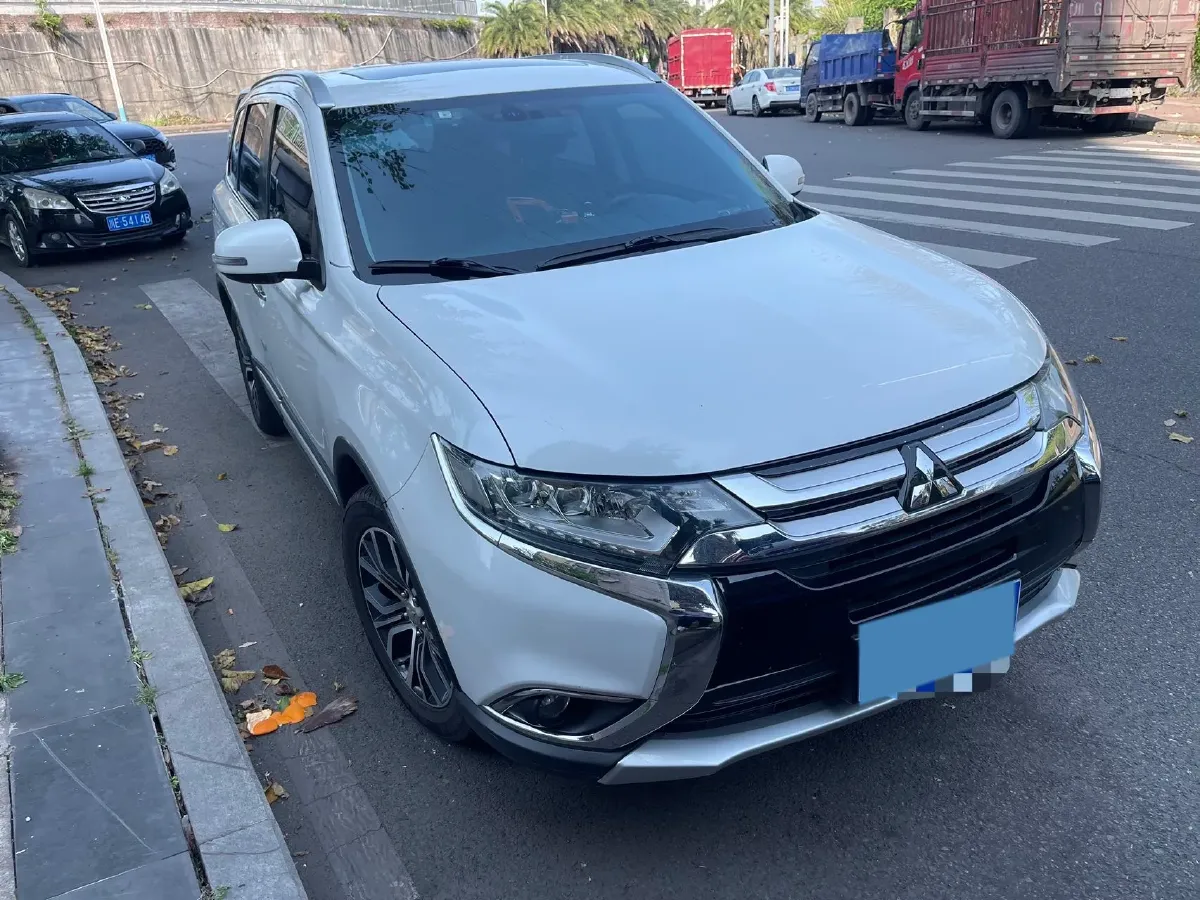 2018 Mitsubishi Outlander 2.4L 192HP L4 CVT,autocango,china used car exporter,china ev exporter,chinese used car exporter,chinese used ev exporter