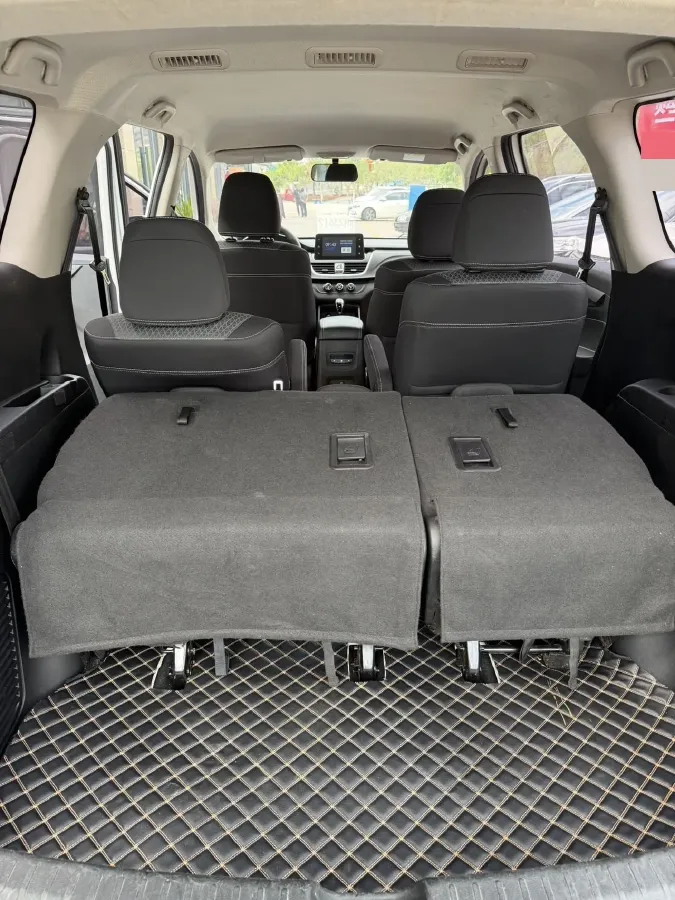 2019 BaoJun 730 1.5L 105HP L4 6MT,autocango,china used car exporter,china ev exporter,chinese used car exporter,chinese used ev exporter