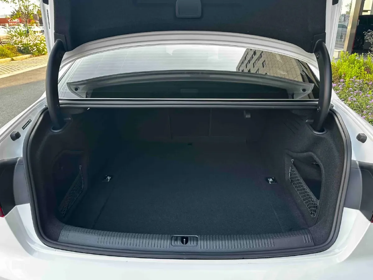 2023 Audi A4L 2.0T 190HP L4 7DCT,autocango,china used car exporter,china ev exporter,chinese used car exporter,chinese used ev exporter