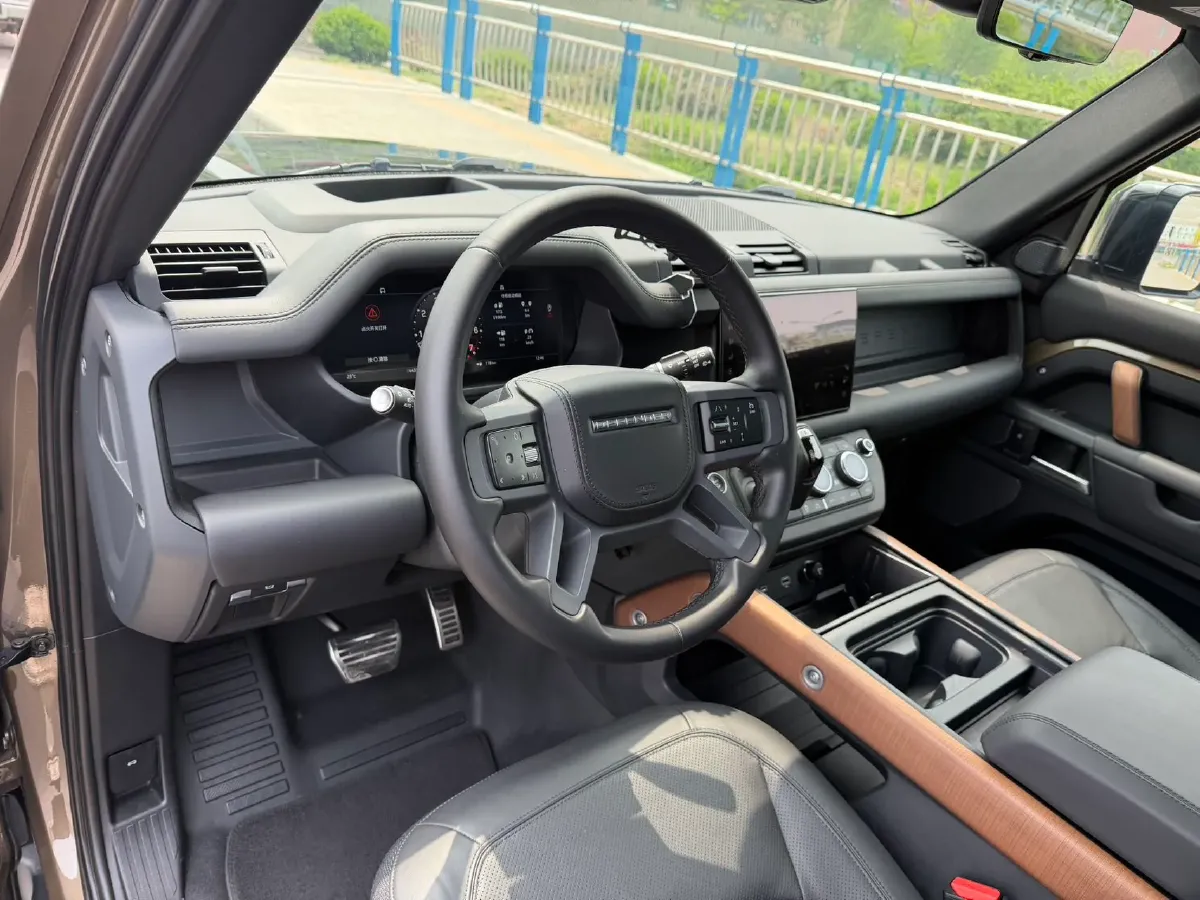 2023 Land Rover Defender 3.0T 400HP L6 8AT,autocango,china used car exporter,china ev exporter,chinese used car exporter,chinese used ev exporter