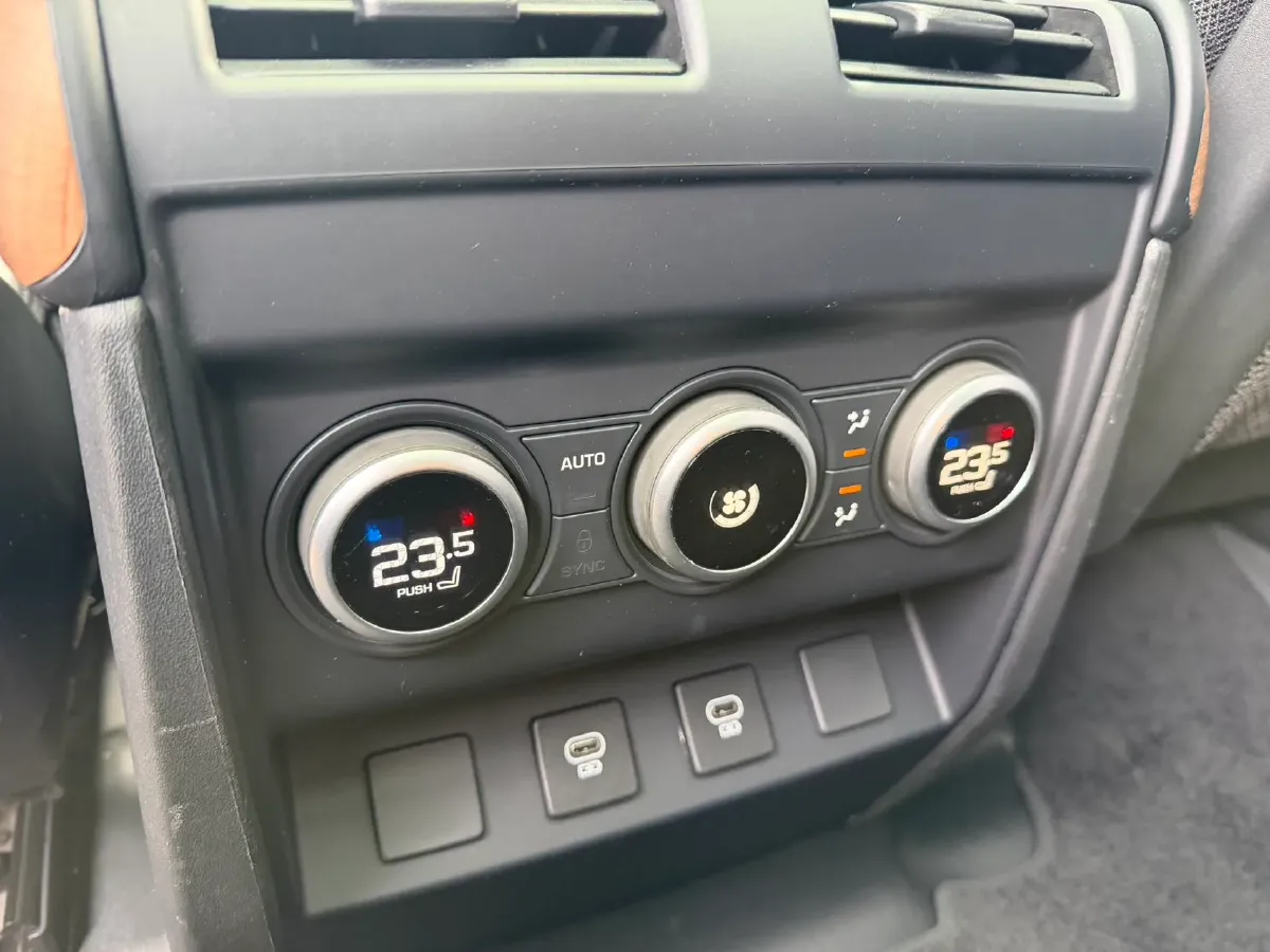 2023 Land Rover Defender 3.0T 400HP L6 8AT,autocango,china used car exporter,china ev exporter,chinese used car exporter,chinese used ev exporter