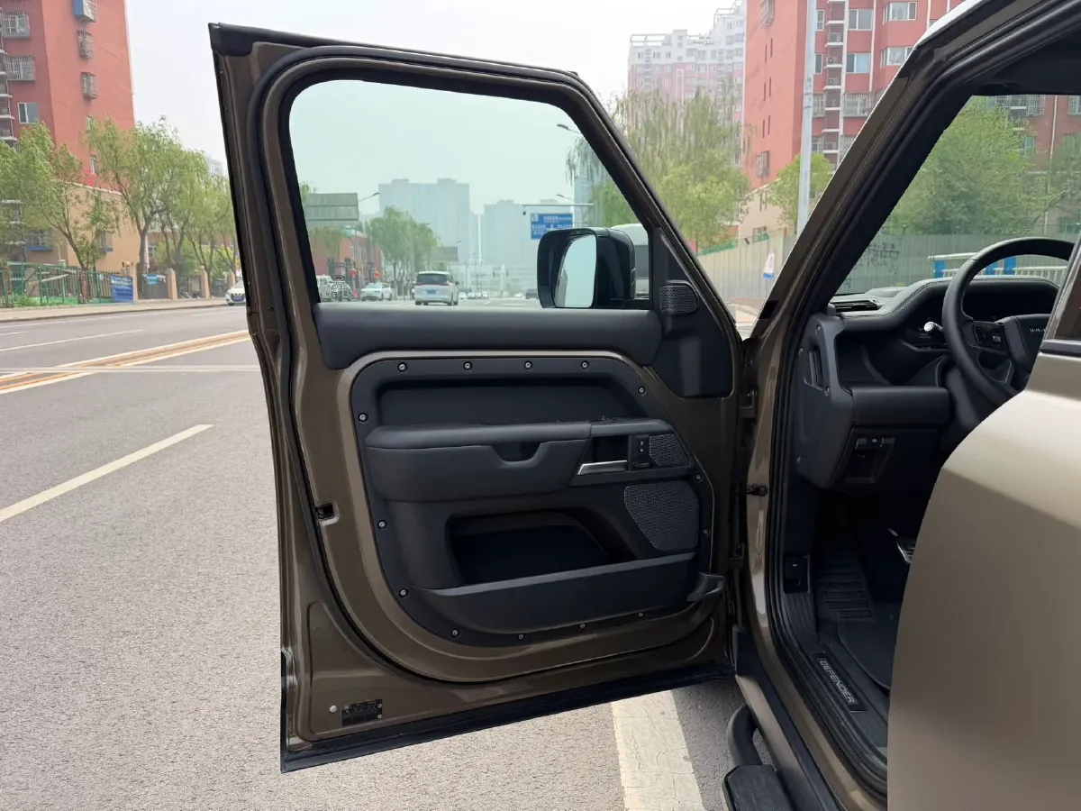 2023 Land Rover Defender 3.0T 400HP L6 8AT,autocango,china used car exporter,china ev exporter,chinese used car exporter,chinese used ev exporter
