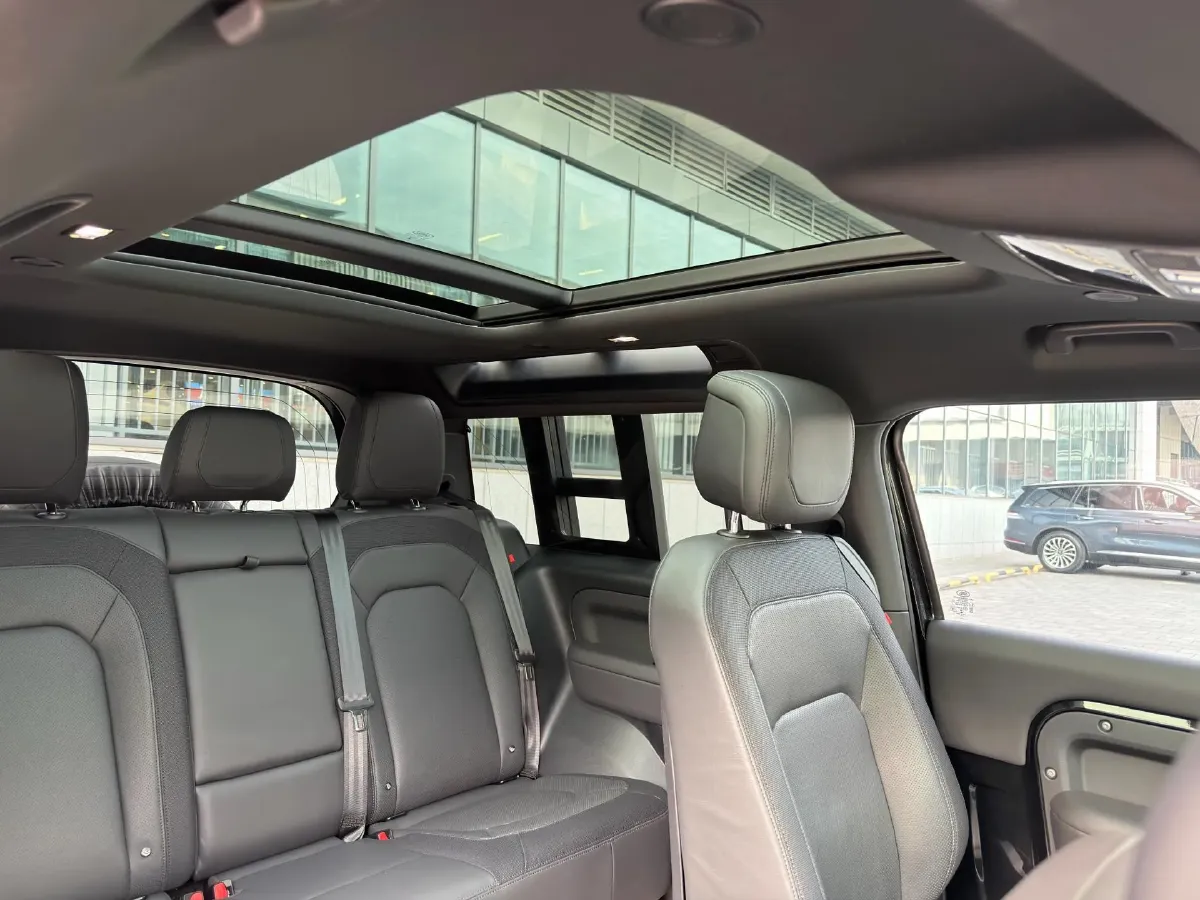 2023 Land Rover Defender 2.0T 300HP L4 8AT,autocango,china used car exporter,china ev exporter,chinese used car exporter,chinese used ev exporter