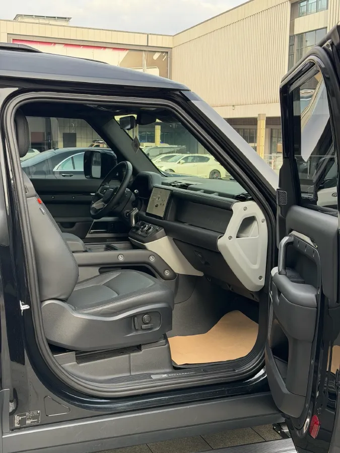 2023 Land Rover Defender 2.0T 300HP L4 8AT,autocango,china used car exporter,china ev exporter,chinese used car exporter,chinese used ev exporter