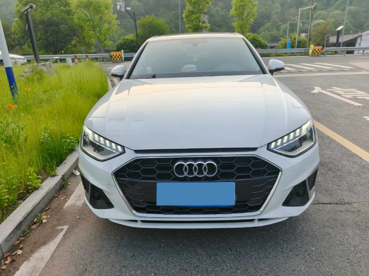 2022 Audi A4L 2.0T 190HP L4 7DCT,autocango,china used car exporter,china ev exporter,chinese used car exporter,chinese used ev exporter