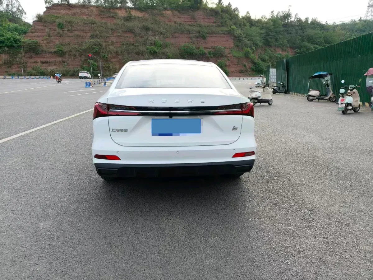2023 Roewe i5 1.5L 129HP L4 5MT,autocango,china used car exporter,china ev exporter,chinese used car exporter,chinese used ev exporter