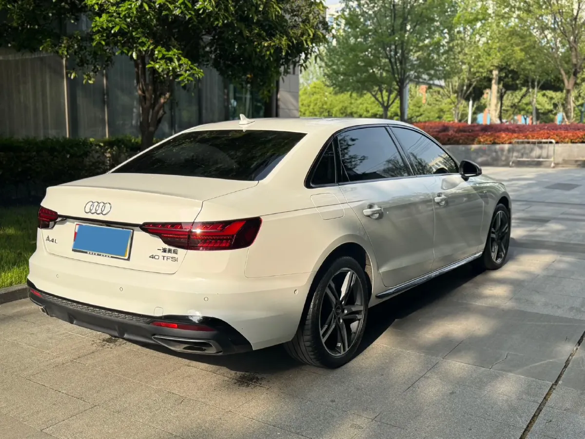 2022 Audi A4L 2.0T 190HP L4 7DCT,autocango,china used car exporter,china ev exporter,chinese used car exporter,chinese used ev exporter