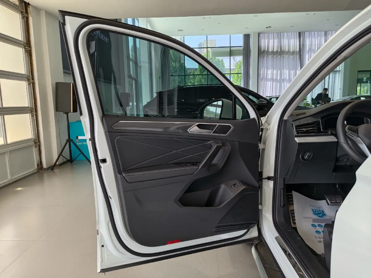 2024 Volkswagen Tiguan L 2.0T 186HP L4 7DCT,autocango,china used car exporter,china ev exporter,chinese used car exporter,chinese used ev exporter