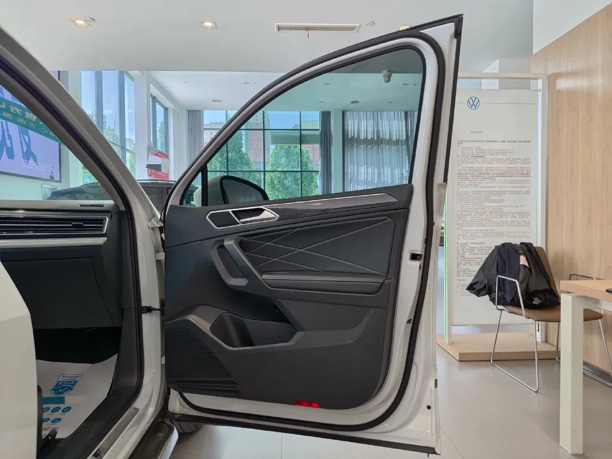 2024 Volkswagen Tiguan L 2.0T 186HP L4 7DCT,autocango,china used car exporter,china ev exporter,chinese used car exporter,chinese used ev exporter