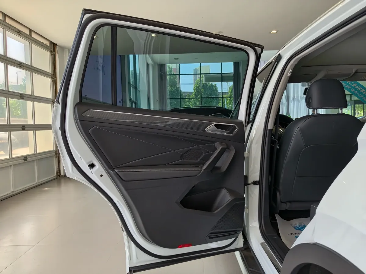 2024 Volkswagen Tiguan L 2.0T 186HP L4 7DCT,autocango,china used car exporter,china ev exporter,chinese used car exporter,chinese used ev exporter