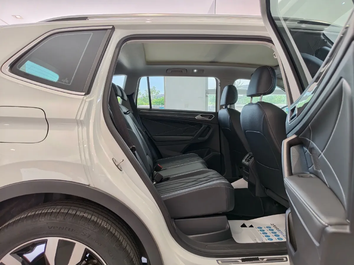 2024 Volkswagen Tiguan L 2.0T 186HP L4 7DCT,autocango,china used car exporter,china ev exporter,chinese used car exporter,chinese used ev exporter