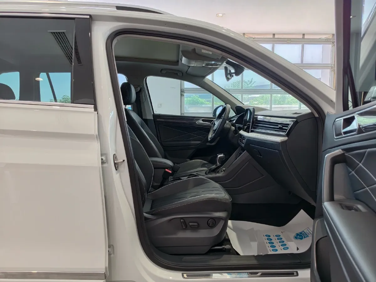 2024 Volkswagen Tiguan L 2.0T 186HP L4 7DCT,autocango,china used car exporter,china ev exporter,chinese used car exporter,chinese used ev exporter