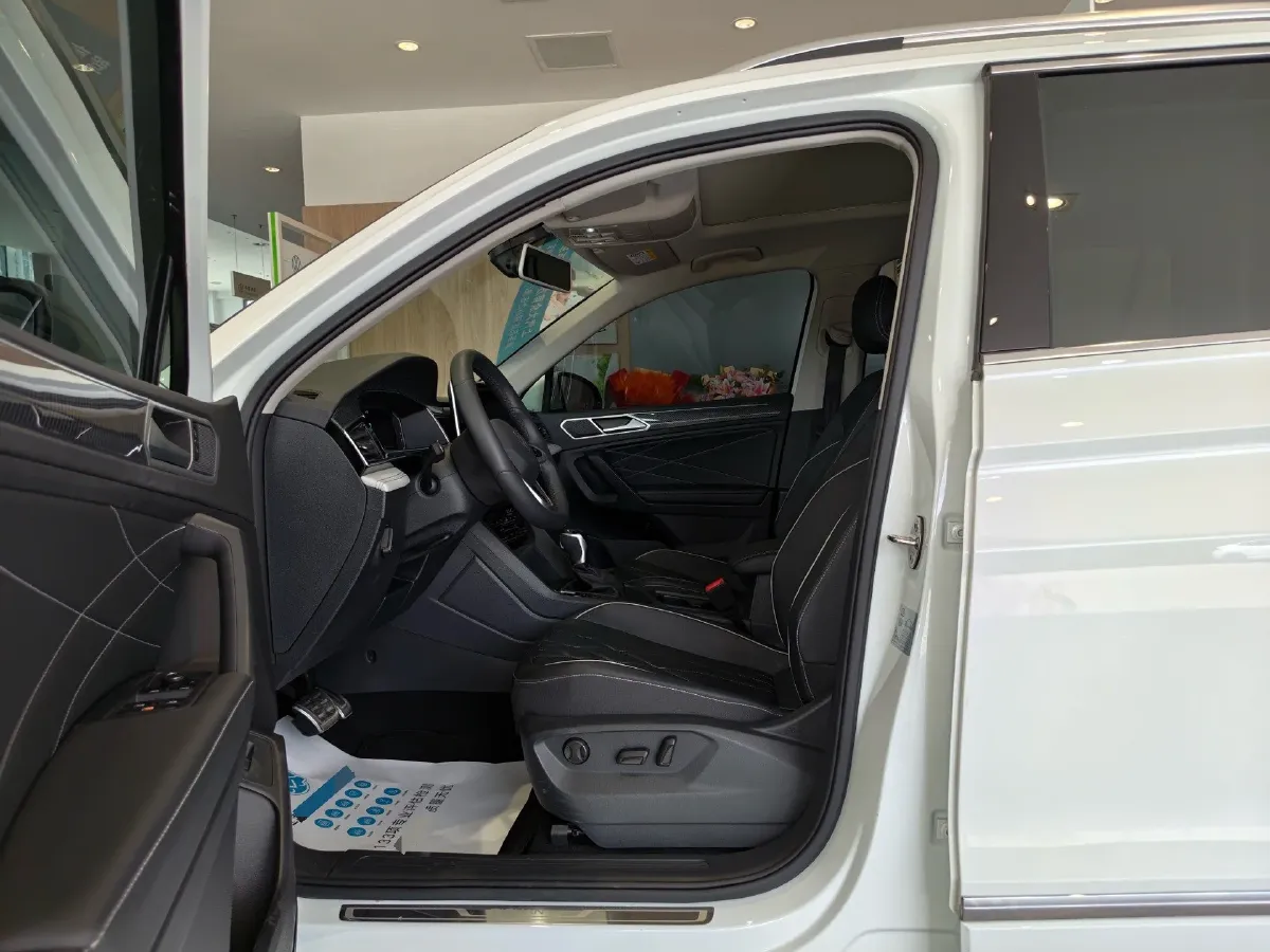 2024 Volkswagen Tiguan L 2.0T 186HP L4 7DCT,autocango,china used car exporter,china ev exporter,chinese used car exporter,chinese used ev exporter