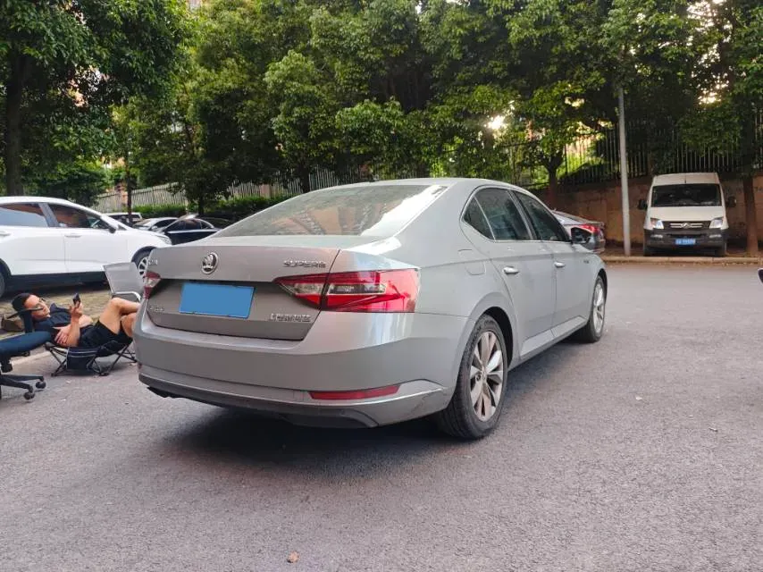 2018 Skoda Superb 1.8T 180HP L4 7DCT,autocango,china used car exporter,china ev exporter,chinese used car exporter,chinese used ev exporter