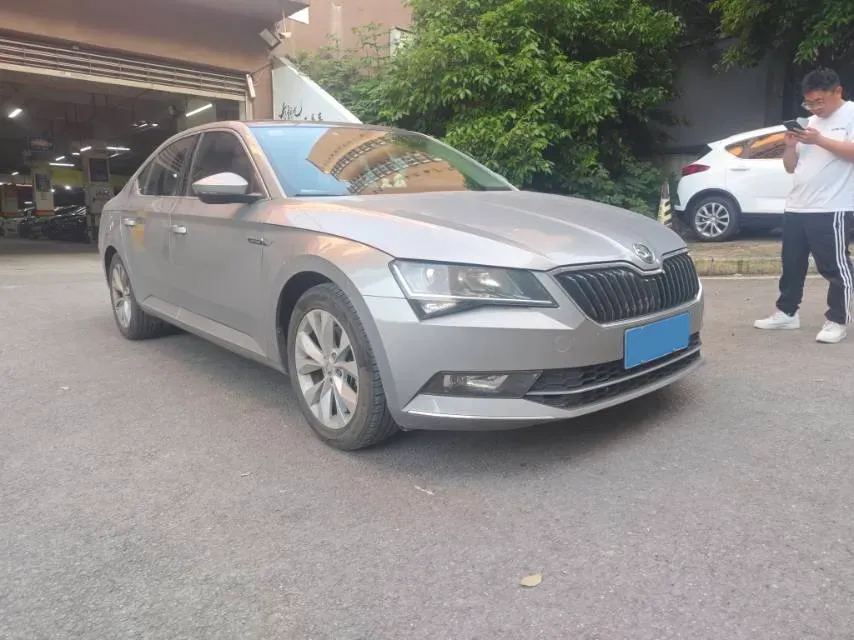 2018 Skoda Superb 1.8T 180HP L4 7DCT,autocango,china used car exporter,china ev exporter,chinese used car exporter,chinese used ev exporter
