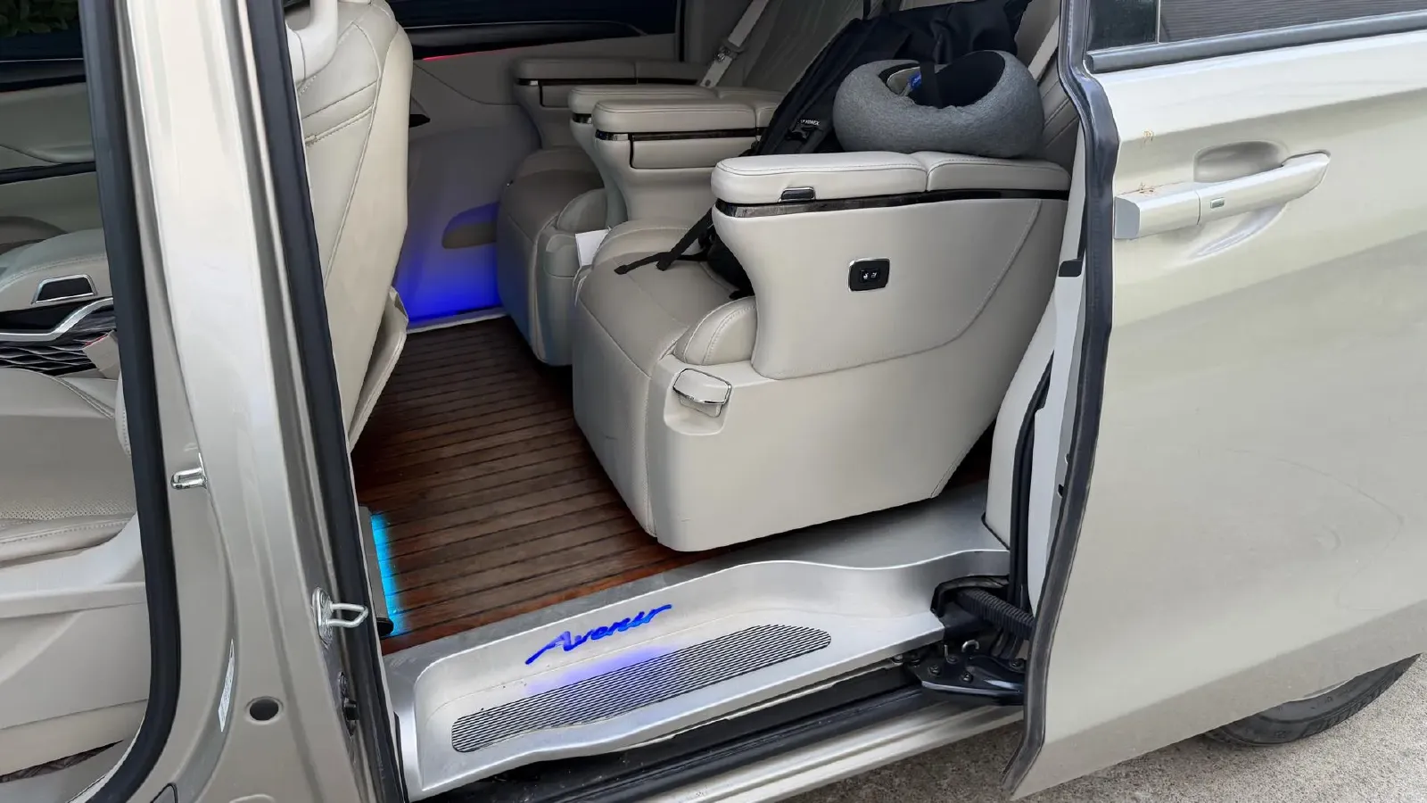 2021 Buick GL8 2.0T 237HP L4 9AT,autocango,china used car exporter,china ev exporter,chinese used car exporter,chinese used ev exporter