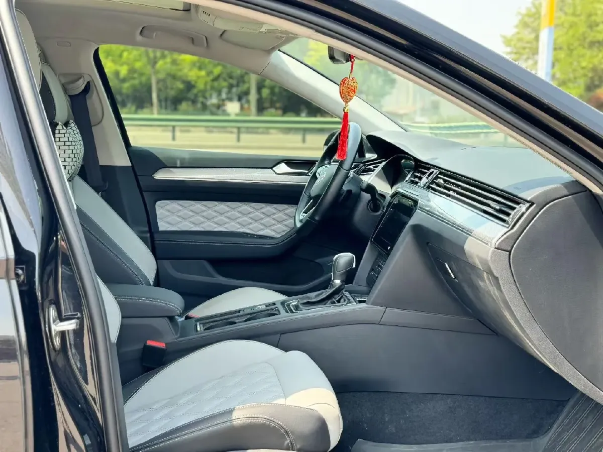 2023 Volkswagen Magotan 2.0T 186HP L4 7DCT,autocango,china used car exporter,china ev exporter,chinese used car exporter,chinese used ev exporter