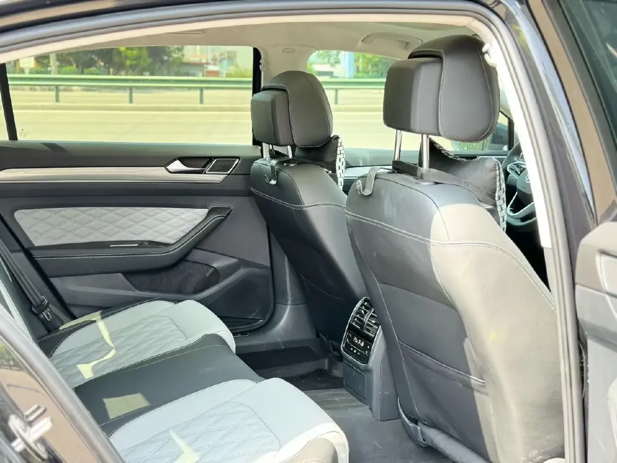 2023 Volkswagen Magotan 2.0T 186HP L4 7DCT,autocango,china used car exporter,china ev exporter,chinese used car exporter,chinese used ev exporter