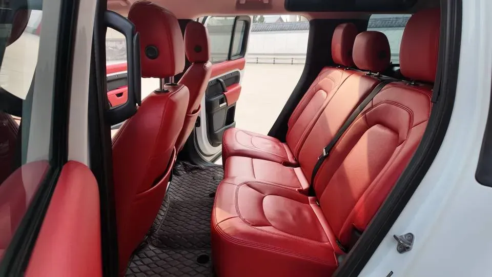 2025 Land Rover Defender 3.0T 400HP L6 8AT,autocango,china used car exporter,china ev exporter,chinese used car exporter,chinese used ev exporter