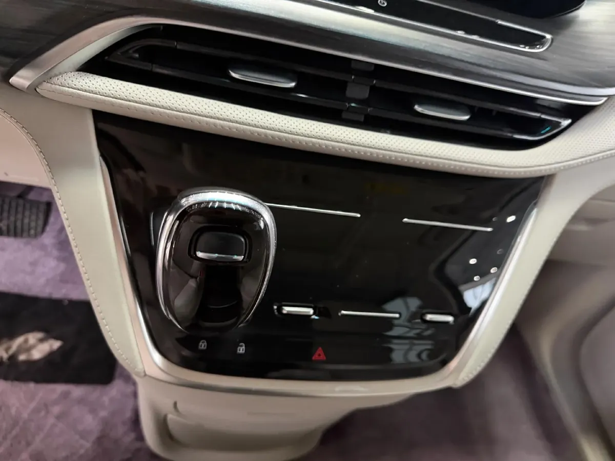 2022 Buick GL8 2.0T 237HP L4 9AT,autocango,china used car exporter,china ev exporter,chinese used car exporter,chinese used ev exporter