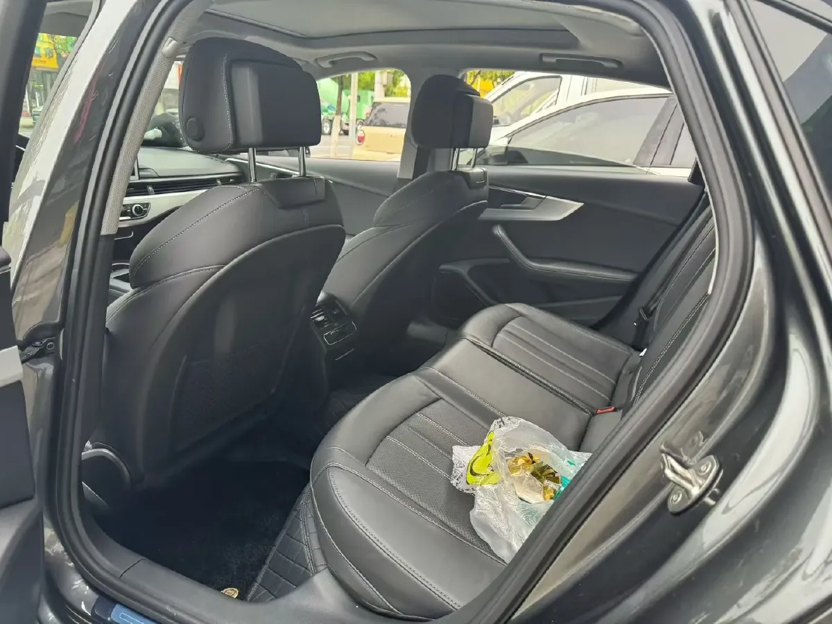 2022 Audi A4L 2.0T 190HP L4 7DCT,autocango,china used car exporter,china ev exporter,chinese used car exporter,chinese used ev exporter