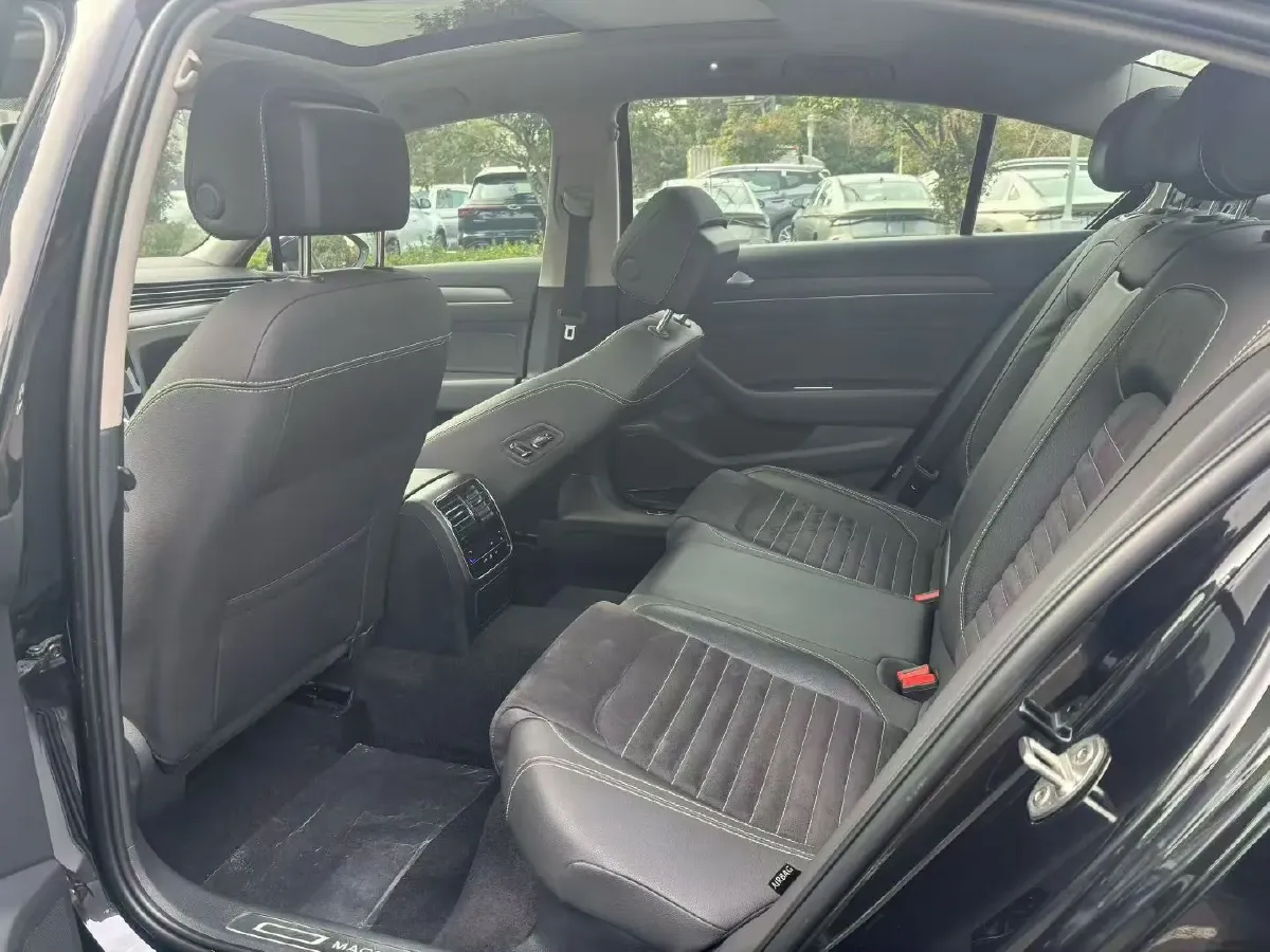 2021 Volkswagen Magotan 2.0T 186HP L4 7DCT,autocango,china used car exporter,china ev exporter,chinese used car exporter,chinese used ev exporter