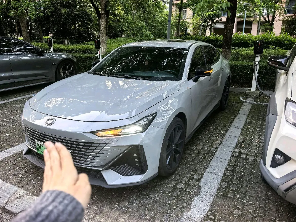 2023 ChangAn UNI-V iDD 1.5T 170HP L4 6TCT PHEV 18.4KWH,autocango,china used car exporter,china ev exporter,chinese used car exporter,chinese used ev exporter