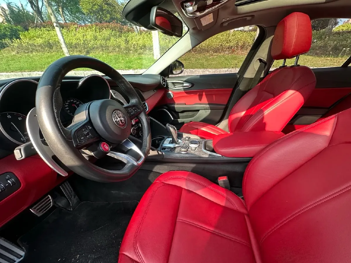 2020 Alfa Romeo Giulia 2.0T 280HP L4 8AT,autocango,china used car exporter,china ev exporter,chinese used car exporter,chinese used ev exporter