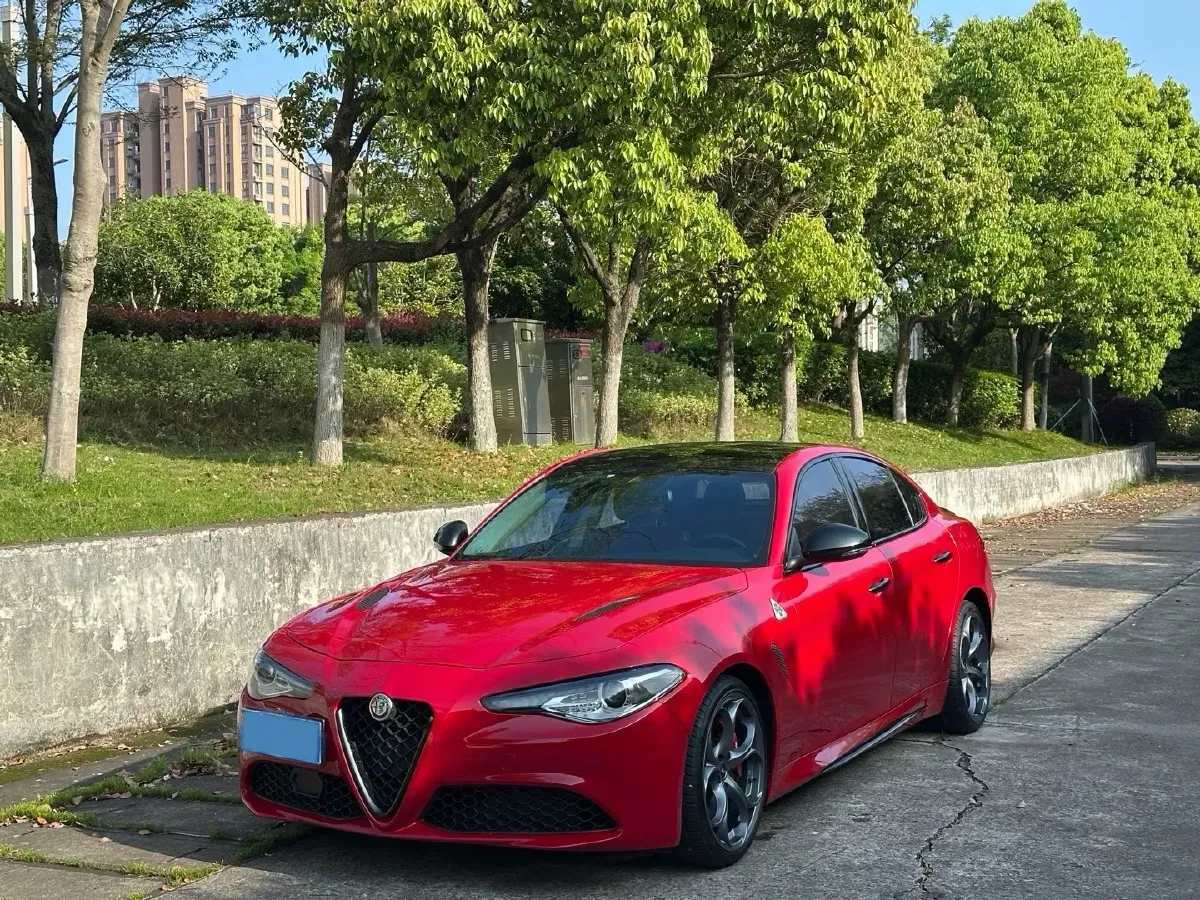 2020 Alfa Romeo Giulia 2.0T 280HP L4 8AT,autocango,china used car exporter,china ev exporter,chinese used car exporter,chinese used ev exporter