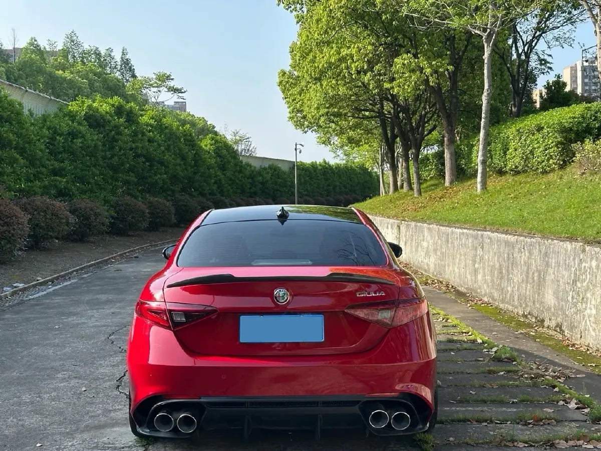 2020 Alfa Romeo Giulia 2.0T 280HP L4 8AT,autocango,china used car exporter,china ev exporter,chinese used car exporter,chinese used ev exporter