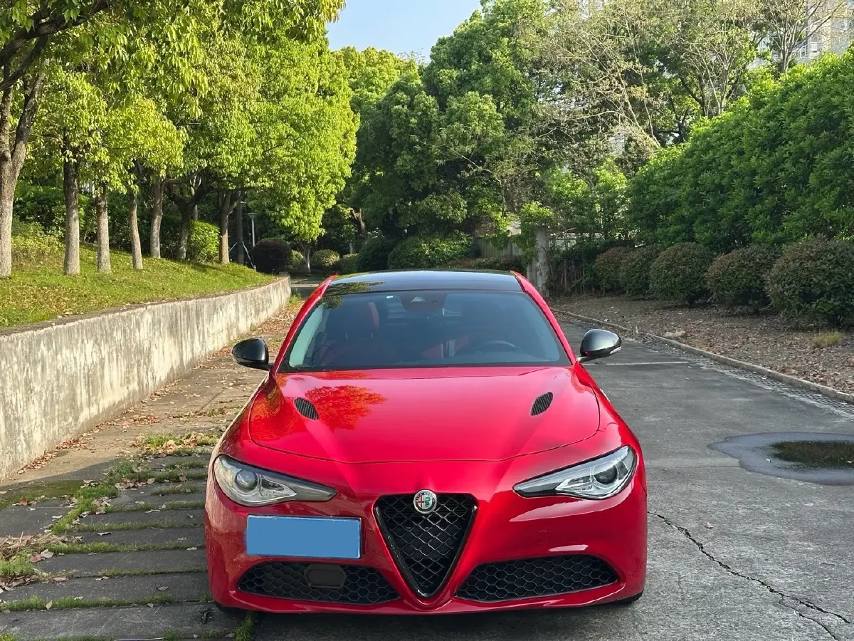 2020 Alfa Romeo Giulia 2.0T 280HP L4 8AT,autocango,china used car exporter,china ev exporter,chinese used car exporter,chinese used ev exporter