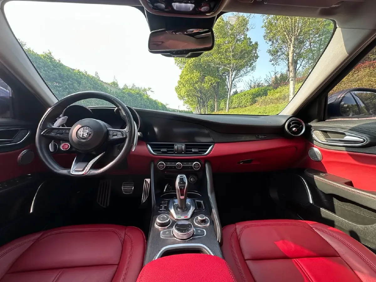 2020 Alfa Romeo Giulia 2.0T 280HP L4 8AT,autocango,china used car exporter,china ev exporter,chinese used car exporter,chinese used ev exporter