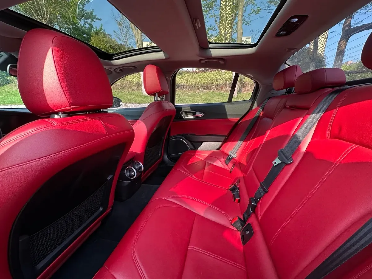 2020 Alfa Romeo Giulia 2.0T 280HP L4 8AT,autocango,china used car exporter,china ev exporter,chinese used car exporter,chinese used ev exporter