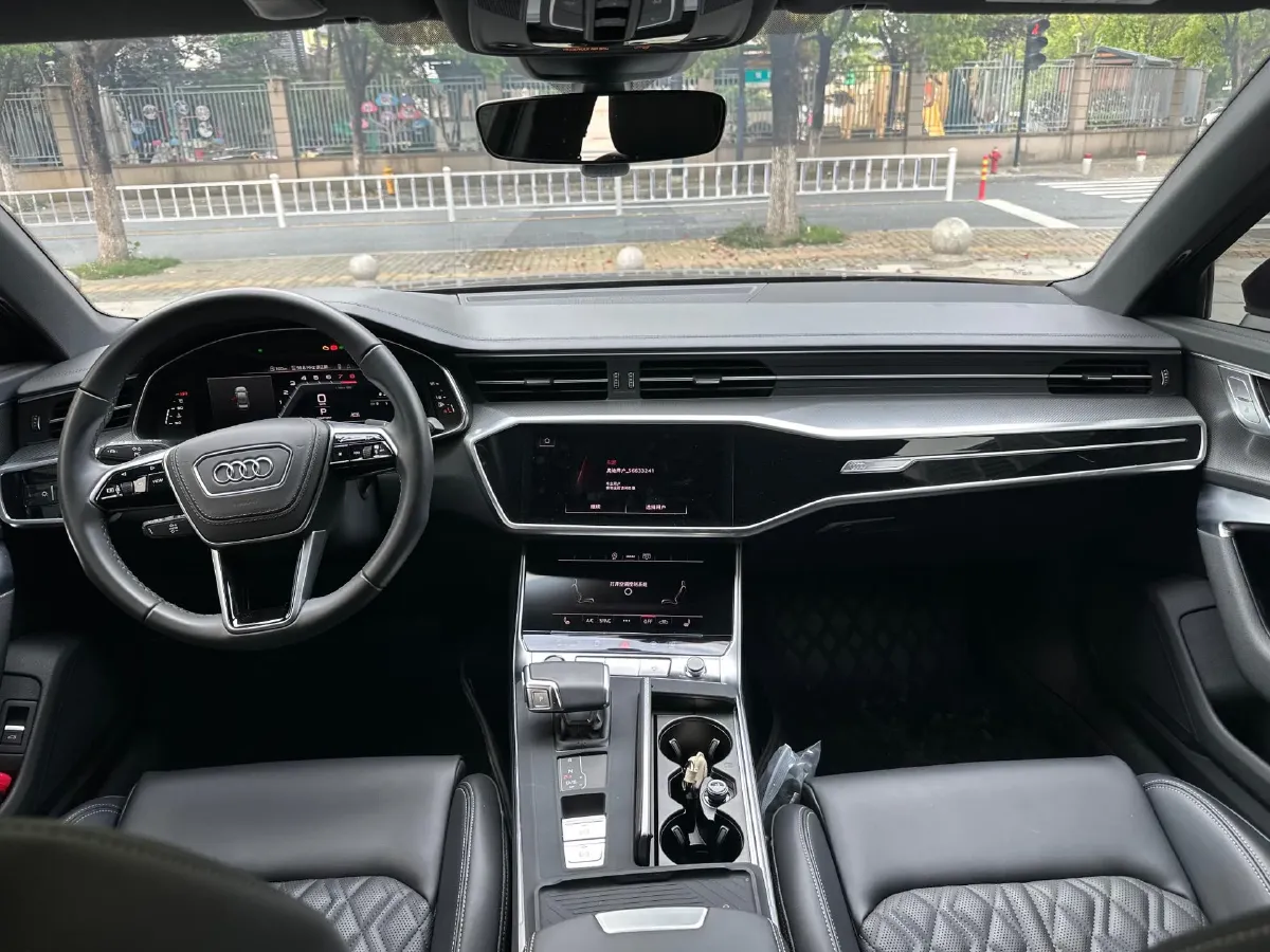 2025 Audi A6L 2.0T 245HP L4 7DCT,autocango,china used car exporter,china ev exporter,chinese used car exporter,chinese used ev exporter
