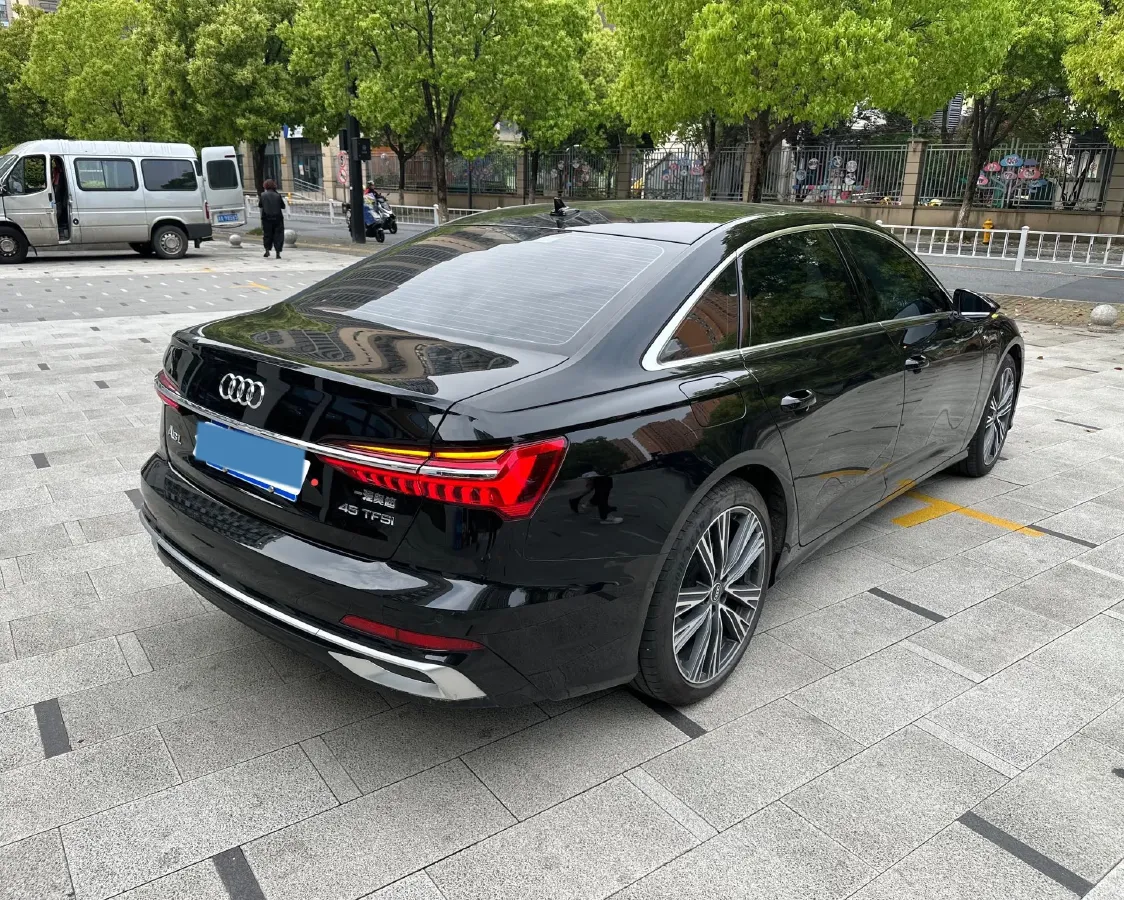 2025 Audi A6L 2.0T 245HP L4 7DCT,autocango,china used car exporter,china ev exporter,chinese used car exporter,chinese used ev exporter