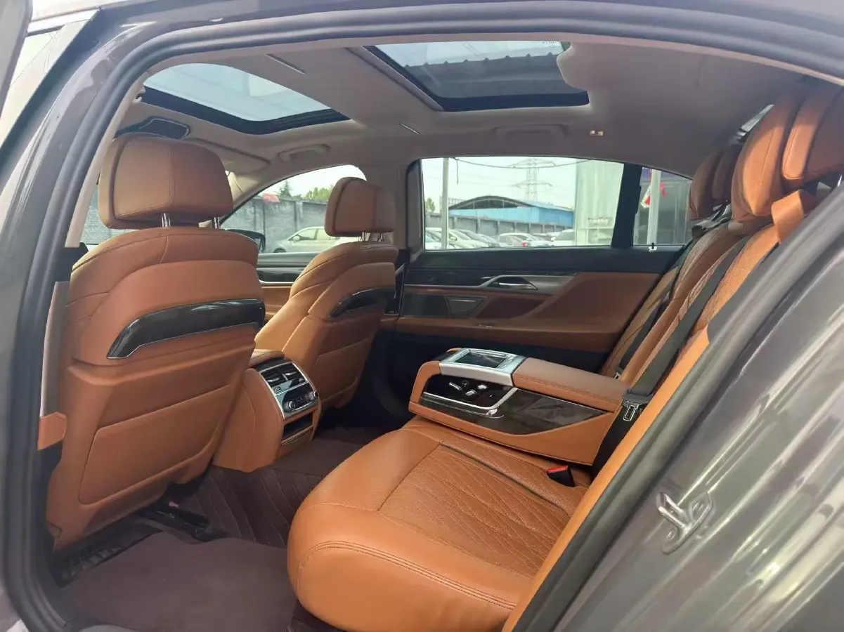 2019 BMW 7 Series 3.0T 340HP L6 8AT,autocango,china used car exporter,china ev exporter,chinese used car exporter,chinese used ev exporter