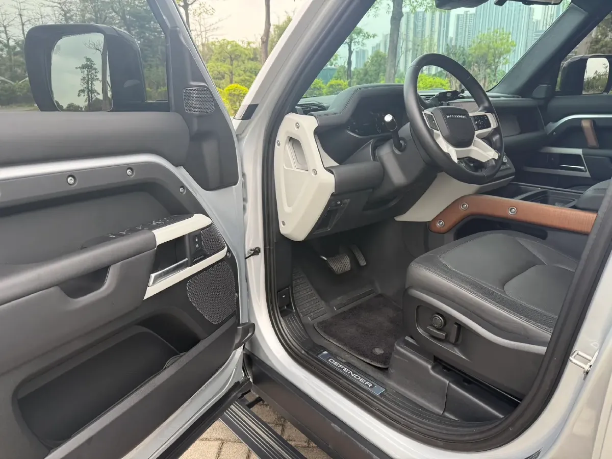 2023 Land Rover Defender 3.0T 400HP L6 8AT,autocango,china used car exporter,china ev exporter,chinese used car exporter,chinese used ev exporter